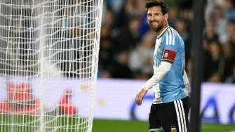 Lionel Messi lamenta una jugada desaprovechada durante el partido amistoso internacional entre Argentina y Benín en el estadio Más Monumental.