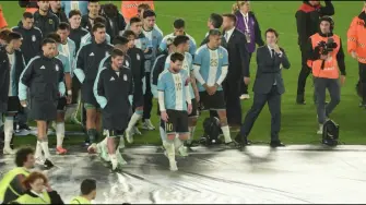 En su última presentación, el mago volvió a hacer lo suyo: Lionel Messi se retiró de la selección argentina el martes en Buenos Aires con gol, doble asistencia y una fiesta digna del que muchos consideran el mejor futbolista de la historia.

Síguenos en nuestras redes sociales para mantenerte informado! 

Twitter: https://twitter.com/eleconomista 
Sitio web: https://www.eleconomista.com.mx/ 
Facebook: https://www.facebook.com/ElEconomista.mx 
Instagram: https://www.instagram.com/eleconomistamx 

#ElEconomista #EETV #AFP