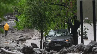 Un inusual aluvión inundó este jueves las calles de un acomodado municipio de Santiago de Chile y dejó al menos seis heridos, entre ellos un bebé de un año, y otras personas aisladas, informaron autoridades.
¡Síguenos en nuestras redes sociales para mantenerte informado! 

Twitter: https://twitter.com/eleconomista 
Sitio web: https://www.eleconomista.com.mx/ 
Facebook: https://www.facebook.com/ElEconomista.mx 
Instagram: https://www.instagram.com/eleconomistamx 

#ElEconomista #EETV #AFP