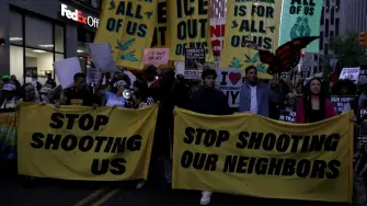 Manifestantes protestaron en Nueva York el viernes después de que un agente de la policía federal de inmigración (ICE) disparó contra un dominicano, un incidente que desató un pulso entre el alcalde demócrata de la ciudad y el gobierno de Donald Trump.
