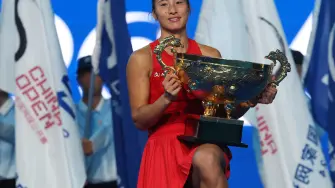 Tennis - China Open - National Tennis Center, Beijing, China - October 11, 2026 China's Qinwen Zheng poses with her trophy after winning her final match against Russia's Mirra Andreeva REUTERS/Maxim Shemetov