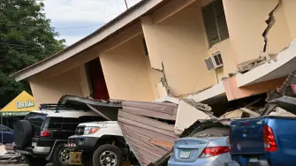 Damnificados del sismo de magnitud 7,7 que provocó una treintena de heridos y graves daños a infraestructuras en el centro de Panamá esperaban este domingo que se agilice la ayuda humanitaria, que el gobierno empezó a distribuir con dificultad en zonas remotas.