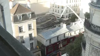 Un incendio destruyó el mercado cubierto más antiguo de París, un popular lugar de comida callejera que lleva el nombre de unos huérfanos vestidos de rojo, informaron las autoridades el lunes.