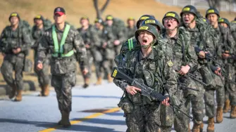 Jóvenes cumpliendo con el Servicio militar en Corea del Sur.