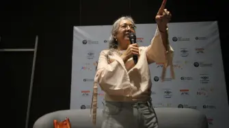 Cristina Rivera Garza conversó con periodistas y creadores de contenido en la FIL Monterrey, previamente a la presentación de su libro Lo roto precede a lo entero.