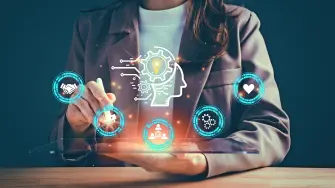 Fuera de las universidades, también se han creado alternativas para que más personas puedan adquirir conocimientos en áreas tecnológicas de alta demanda