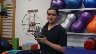 Abraham Vargas Gálvez, estudiante de Fisioterapia de Universidad UNIVER, desarrolló un prototipo de brazo biónico accesible y de bajo costo.