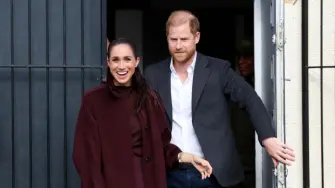 El príncipe Enrique y su esposa Meghan realizaron el jueves su primera aparición pública juntos desde su regreso al Reino Unido, durante una visita en Nottingham, en el centro de Inglaterra, a una organización benéfica que apoya el hijo de Carlos III.