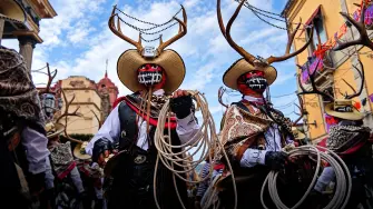 Entre cuernos, máscaras demoníacas y zapateados al son de “Los Matlachines”, la comparsa de Calnali, Hidalgo, convirtió las calles de Guanajuato en una fiesta donde hasta los más pequeños bailaron entre el asombro y las ganas de salir corriendo