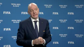 El presidente de la FIFA, Gianni Infantino, señaló este jueves que presentó disculpas ante los miembros del Consejo Ejecutivo por la forma en que gestionó su fallido proyecto de abrir el Mundial a inversores privados, un mea culpa insuficiente para sus detractores.