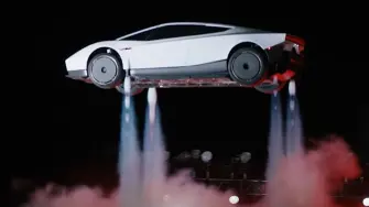 Tesla mostró una versión del Roadster capaz de elevarse brevemente y realizar maniobras en el aire. Aunque la demostración sorprendió, esta función no está aprobada para vías públicas y la producción para clientes está prevista para 2028.