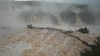 Las autoridades cerraron este lunes temporalmente el acceso turístico a las cataratas del Iguazú en el noreste argentino por la crecida del río homónimo, mientras se han registrado aumentos de los caudales de los ríos Paraná y Uruguay debido a las lluvias asociadas al fenómeno de El Niño.
