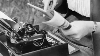 La traducción literaria no es pasar palabras de un idioma a otro, es un acto de expresión y creación humana.