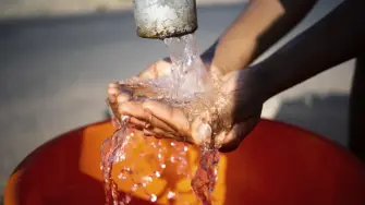 Hace años, los tapatíos decidieron tomar agua de una presa con severos problemas de contaminación, conducir el líquido por un canal a cielo abierto que recibe descargas de aguas negras residenciales e industriales y luego intentar limpiarla con plantas potabilizadoras viejas.