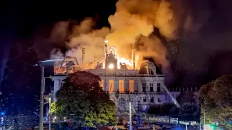Un incendio consume el ayuntamiento de Limoges, Francia, durante las protestas contra el alto costo de vida que se extendieron por el país.