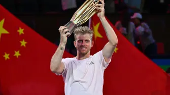 El español Alejandro Davidovich Fokina posa con el trofeo tras vencer a su compatriota Rafael Jodar en la final del Masters de Shanghái, China.
