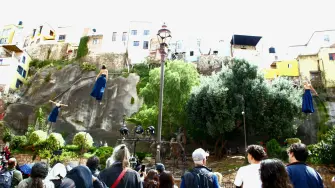 La compañía francesa Gratte Ciel presentando su aclamada obra de circo vertical RoZéO.