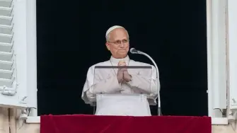 El papa León XIV saludó a miles de personas congregadas en la plaza de San Pedro del Vaticano el domingo, sonriendo, y afirmó que retomará el trabajo "gradualmente" después de su operación por un cáncer de pulmón.