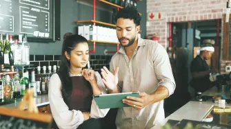 La retroalimentación constructiva permite corregir comportamientos y orientar el desarrollo profesional.