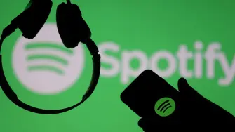 La plataforma de música actualizó su algoritmo para frenar las recomendaciones de canciones basura y spam generados con inteligencia artificial.