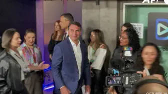 El candidato brasileño Flávio Bolsonaro pidió este martes a la justicia electoral que anule por propaganda indebida en WhatsApp la candidatura de su rival, el presidente Lula, quien planea hacer lo mismo contra el senador derechista por supuesta interferencia de Meta en el balotaje.