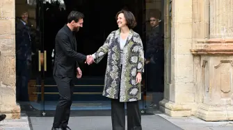 Leo Messi y la directora de la Fundación Princesa de Asturias, Teresa Sanjurjo, a las puertas del la Reconquista en Oviedo, España.