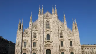 La catedral de Milán, conocida como Duomo, domina el centro histórico y ofrece vistas panorámicas desde sus terrazas de mármol.