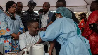 Entre los desafíos que enfrenta la RDC está la falta de vacunas o tratamientos aprobados para la cepa de Bundibugyo, responsable de esta epidemia.