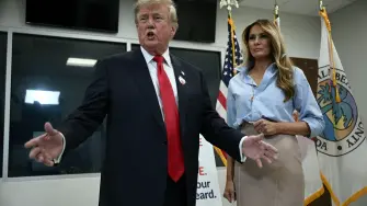 El presidente de Estados Unidos, Donald Trump, y la primera dama, Melania Trump, hablan con la prensa tras votar en las elecciones de medio mandato en Florida. Foto: AFP.