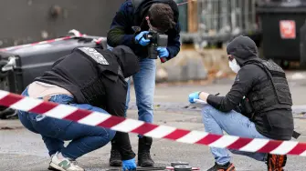 Peritos recaban evidencias en una gasolinera de Trappes, Francia, donde un hombre disparó desde su vehículo y dejó al menos un muerto y cuatro heridos. Foto: AFP.
