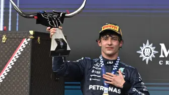 Andrea Kimi Antonelli, piloto de Mercedes, celebra con el trofeo tras ganar el Gran Premio de Estados Unidos de Fórmula 1 en Austin, Texas. Foto: Reuters.