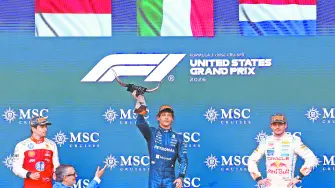 Formula One F1 - United States Grand Prix - Circuit of the Americas, Austin, Texas, U.S. - October 25, 2026Andrea Kimi Antonelli, de Mercedes, celebra su triunfo en el Gran Premio de Estados Unidos junto a Charles Leclerc, de Ferrari, y Max Verstappen, de Red Bull, segundo y tercer lugar, respectivamente. Foto: Reuters.