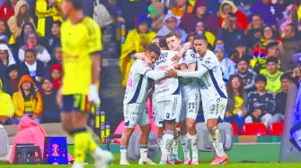 Oussama Idrissi, jugador del Pachuca, celebra con sus compañeros tras marcar el segundo gol ante el América en el Estadio Azteca, Ciudad de México. Foto: Reuters.