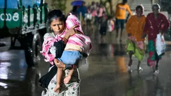 Residentes de la ciudad portuaria de Kakinada viven las fuertes olas y lluvias causadas por el ciclón Arnab en la costa de India.