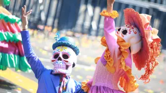 El Desfile de Día de Muertos provocará cierres en Reforma y el Centro Histórico de la Ciudad de México. Consulta el horario, las rutas alternas y los cambios en Metro y Metrobús.