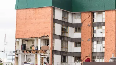 Advierte que aún existen edificios dañados que presentan riesgos estructurales por estos fenómenos, lo que se suma a las afectaciones por hundimientos y deterioro de materiales. 

Para más información del tema, visita: https://www.eleconomista.com.mx/econohabitat/colegio-ingenieros-alerta-sobre-vulnerabilidad-construcciones-sismos-20250919-777859.html 

¡Síguenos en nuestras redes sociales para mantenerte informado! 

Twitter: https://twitter.com/eleconomista 
Facebook: https://www.facebook.com/ElEconomista.mx 
Instagram: https://www.instagram.com/eleconomistamx 
LinkedIn: https://www.linkedin.com/company/el-economista/ 

#ElEconomista #EETV #Sismos