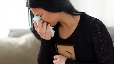 El duelo no sólo afecta la vida personal, también impacta negativamente la dinámica laboral de quien pierde a un ser querido.