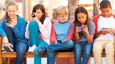 Los gobiernos y los reguladores de todo el mundo están estudiando el impacto que tiene el tiempo que los niños pasan frente a ⁠la pantalla en su desarrollo y bienestar mental.