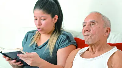 Mujeres destinan gran parte de su tiempo al cuidado de personas enfermas y adultos mayores en México.