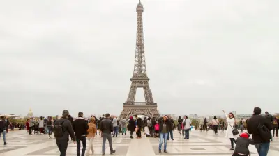 La Torre Eiffel acompaña el horizonte de París y resume la identidad de una ciudad donde arquitectura, historia y vida cotidiana conviven junto al río Sena.