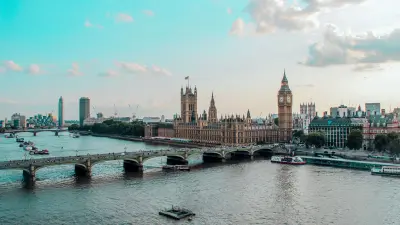 La vista panorámica de Londres reúne el Támesis, el Parlamento, el London Eye y una arquitectura que enlaza siglos de historia con la vida contemporánea.