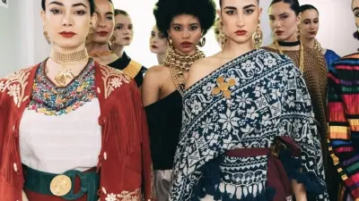 La colección presentada por Daniel Espinosa en FITUR 2026 reunió joyería, moda y artesanía mexicana, con la participación de creadores de seis estados que aportaron técnicas ancestrales, identidad y excelencia a cada diseño.