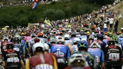 El pelotón de ciclistas recorre la 20.ª etapa de la 113.ª edición del Tour de Francia.