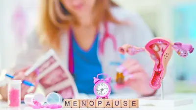 La menopausia no solo transforma el cuerpo de las mujeres. También puede alterar su descanso, salud emocional, vida sexual y desempeño laboral. En México, más de seis millones de mujeres atraviesan el climaterio, de acuerdo con la Secretaría de Salud, esta etapa comienza a reconocerse como un desafío de salud pública con implicaciones económicas.Un estudio del Fondo de Población de las Naciones Unidas (UNFPA) en México y SinReglas reveló que 67% de las participantes experimenta síntomas que afectan sus actividades laborales o cotidianas.El problema trasciende las molestias físicas: muchas mujeres atraviesan la menopausia durante una etapa de consolidación profesional.mucho más que bochornosLa menopausia ocurre, generalmente, entre los 45 y 55 años, pero sus manifestaciones pueden comenzar antes. Insomnio, sudoraciones nocturnas, cambios emocionales, sequedad vaginal y dificultades de concentración forman parte de los síntomas que algunas mujeres experimentan.La Investigadores de Monash University, en Australia, analizaron información de 5,509 mujeres y encontraron que la prevalencia de bochornos moderados o severos aumentó de 8.8% durante la premenopausia a 37.3% en la perimenopausia tardía. La salud mental también merece atención. Un metaanálisis de University College London (UCL), basado en siete estudios con 9,141 participantes, identificó un riesgo aproximadamente 40% mayor de presentar síntomas depresivos durante la perimenopausia, frente a la etapa premenopáusica. deuda con la salud femeninaLa disminución de estrógenos también se relaciona con cambios en la salud ósea y genitourinaria, además de modificaciones en factores de riesgo cardiovascular. Por ello, la atención médica debe contemplar prevención, diagnóstico y seguimiento.La terapia hormonal puede aliviar determinados síntomas, especialmente los bochornos y sudoraciones nocturnas, aunque no todas las mujeres son candidatas. Existen alternativas no hormonales y tratamientos psicológicos respaldados por evidencia científica. En México comienzan a desarrollarse propuestas de atención multidisciplinaria, como Menopausia Libre, de Grupo Reina Madre, que integra ginecología, nutrición, sexología y neuropsicología.el costo de ignorarlaEl estudio de UNFPA y SinReglas identificó que hasta 30% de la brecha salarial entre mujeres y hombres de 40 a 60 años permanece sin explicación mediante factores observables, aunque esto no demuestra que la menopausia sea su causa.Reconocer esta transición, ampliar el acceso a tratamientos y promover entornos laborales informados puede contribuir a preservar el bienestar y las oportunidades profesionales de millones de mexicanas