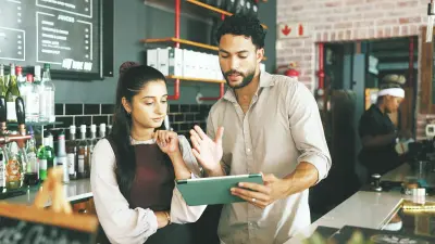 La retroalimentación constructiva permite corregir comportamientos y orientar el desarrollo profesional.