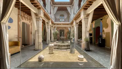 El hotel Pug Seal Oaxaca, ubicado en el Centro Histórico de la ciudad, combina arquitectura colonial, arte y diseño contemporáneo en una propuesta de hospedaje boutique.