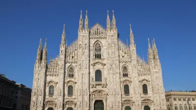 La catedral de Milán, conocida como Duomo, domina el centro histórico y ofrece vistas panorámicas desde sus terrazas de mármol.