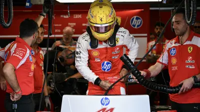 Lewis Hamilton, piloto británico de Ferrari, se prepara para la última sesión de prácticas libres del Gran Premio de Estados Unidos de Fórmula 1 en Austin, Texas. Foto: AFP.