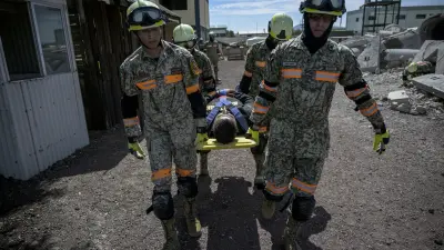 Elementos del Ejército mexicano participan en un simulacro de búsqueda y rescate por el 60 aniversario del Plan DN-III-E, en la Base Aérea de Santa Lucía, Estado de México. Foto: AFP.