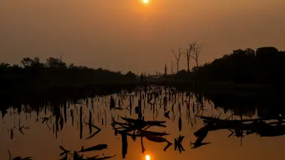 La puesta de sol es visible a través del humo de los incendios forestales en la selva amazónica.